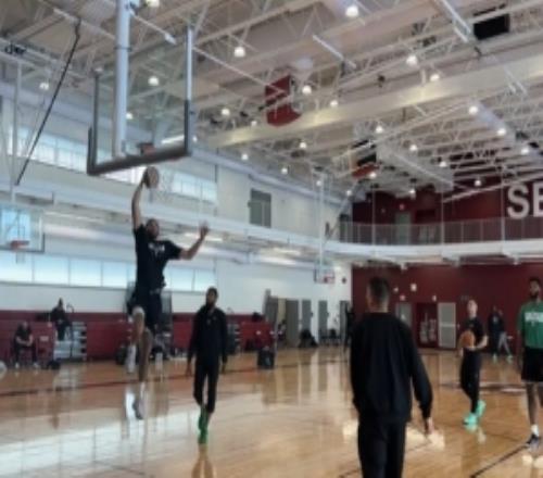 真要复出！塔图姆已经可以在有防守情况下完成突破单臂扣篮！