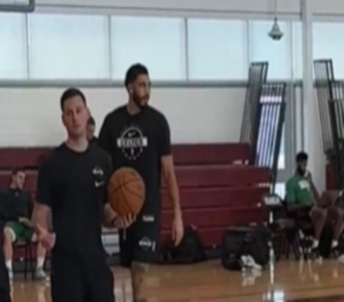 真要本赛季复出塔图姆今日进行了原地投篮训练