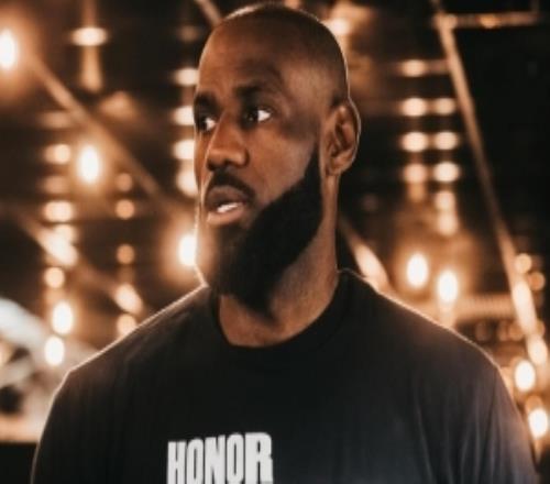 没入选全明星首发无碍心情！詹姆斯晒照致敬马丁路德金！