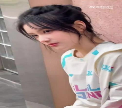 LPL解说Rita分享身穿BLG队服动态：没想到吧还有三秒