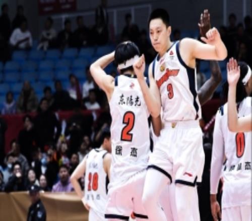 媒体人：胡明轩和徐杰的状态都有所回暖看他们能否延续这个态势