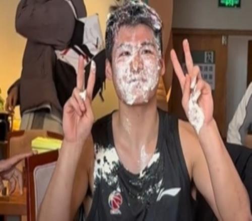 陈家政把生日蛋糕切给杜锋指导随后遭徐杰、胡明轩等人按头摩擦