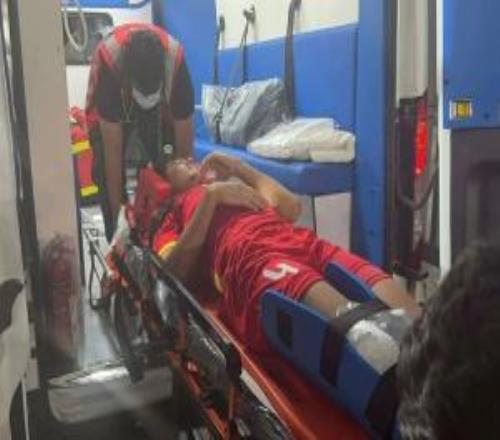 遭遇重伤！越南U23后卫右膝韧带撕裂被送往医院，父母都在家看球