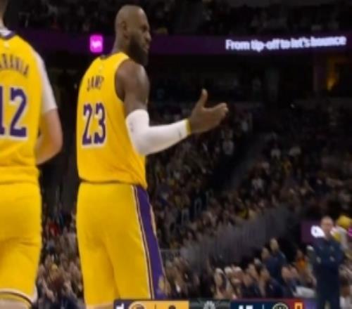左手有附加动作！詹姆斯持球强攻被吹进攻犯规