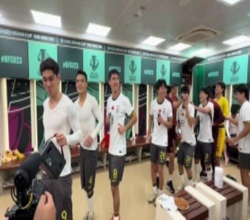 气氛组组长！拜合拉木手提音响带头起舞，更衣室众人随歌摇摆