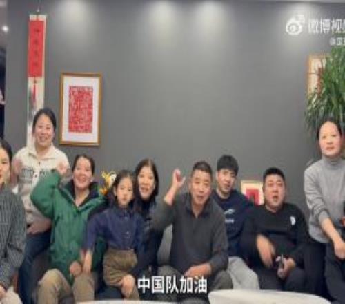 令人动容！U23国足教练组赛前准备惊喜，播放球员家人的助威视频