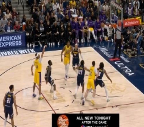 再这么打位置不稳了！海斯篮下造犯规两罚全丢第二球直接三不沾