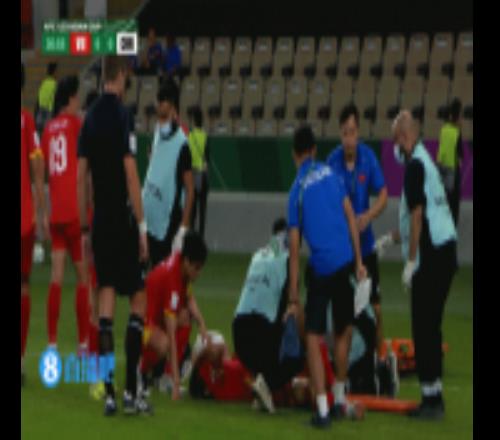 越南U23中卫阮晓明与向余望对抗后受伤被换下，阮德英替补登场