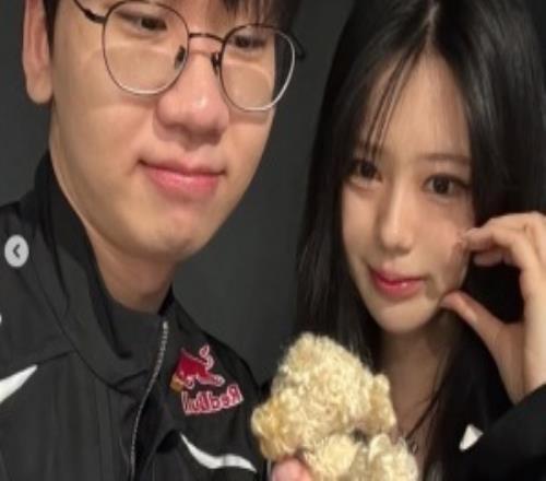 资深Doran女粉丝晒照：给Doran送了自制的毛绒小狗