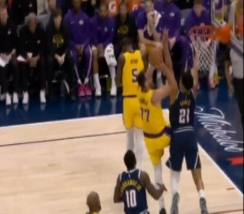 詹东连线！詹姆斯反击助攻东契奇跟进对抗上篮2+1！高难度！