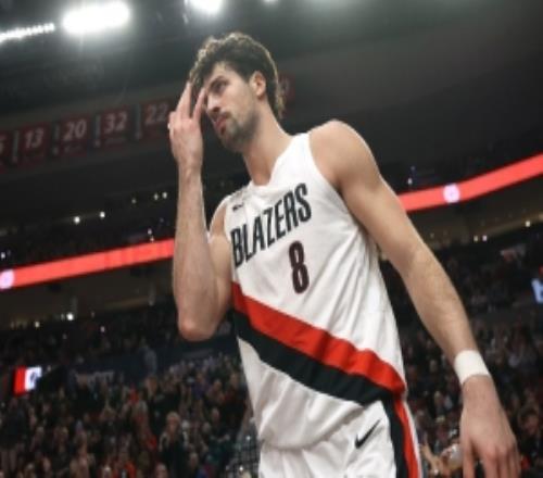 阿夫迪亚：因背伤我只能侧睡但从小到大一直趴着睡还需要适应