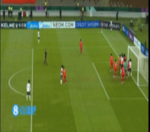 硬气！彭啸被对方球员放倒，随后起身正好头球破门