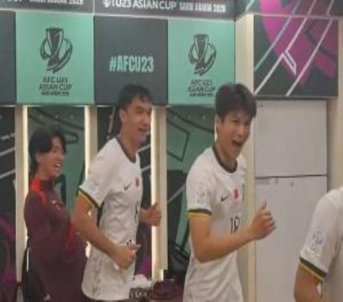 嗨爆！U23国足晋级亚洲杯决赛，球员们更衣室转圈魔性舞步！