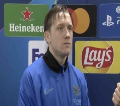 泽林斯基：我们丢球太容易门前转化机会也不冷静，对阵多特必须赢