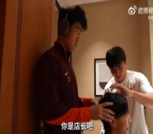 首席造型师！胡荷韬王钰栋排队找徐彬理发，这手法一看就是专业的