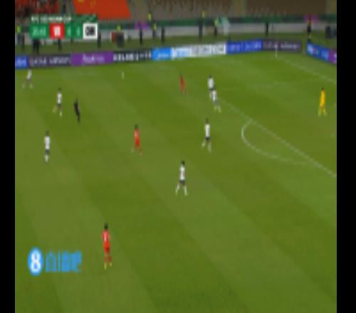 吓人！越南球员远射被挡，皮球弹地后突然加速，李昊将球托出底线