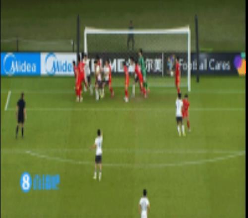 都不用跳！角球开出时彭啸还被对方压在地上，起身直接头球破门！