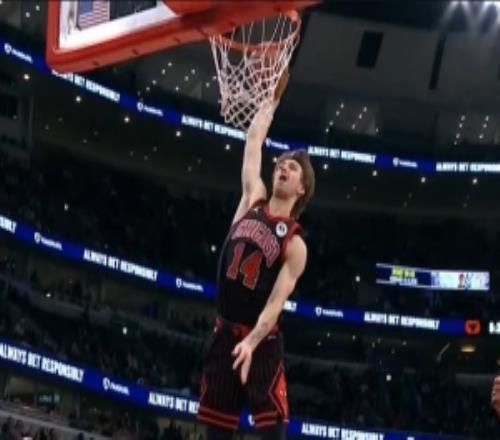 舒展！布泽利斯假传真突单臂暴力战斧随后又命中三分！