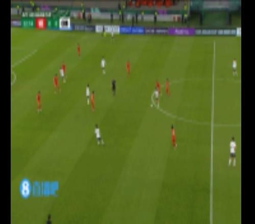 越南球员边路想1v2过人，胡荷韬回追身体卡住对手抢断