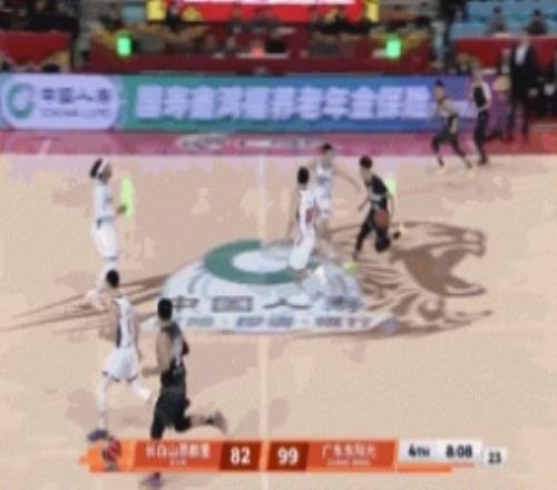离谱失误！栾利程突破到篮下被封堵回传威尔逊后者未过半场
