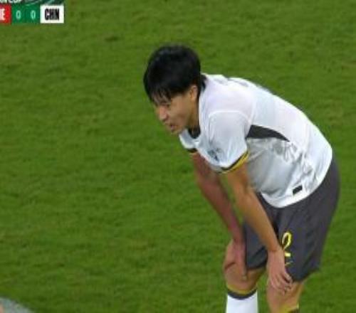 胡荷韬回防犯规送给对手任意球，吃到黄牌