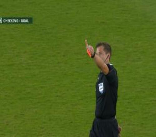 U23国足多打一人！越南球员挥拳击打拜合拉木裁判直接出示直红！