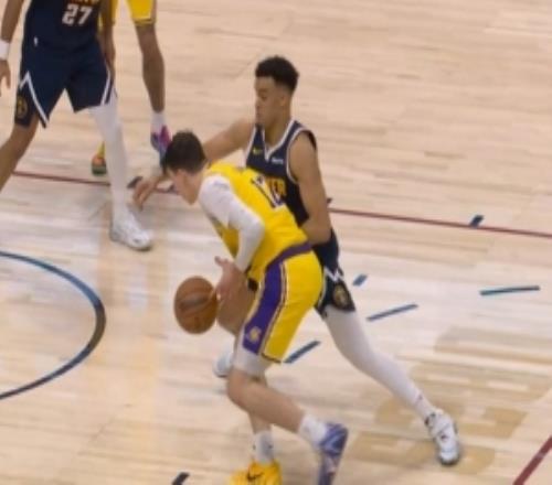 是他自己脱手了！拉拉维亚上篮球出界掘金挑战成功拿回球权