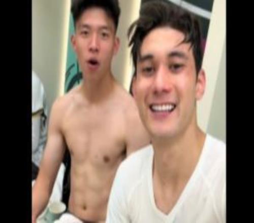 身材如何拜合拉木王钰栋更衣室自拍，王钰栋赤裸上身亮出腹肌