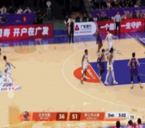 利刃穿心！罗汉琛体前变向过掉孙铭徽中路突击滑翔上篮得手
