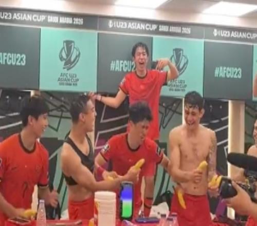 场场赛后整活！中国队杀入决赛更衣室转圈庆祝，上一场跳刀马舞