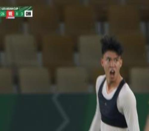 U23国足30领先越南！！王钰栋破门，激情脱衣庆祝！