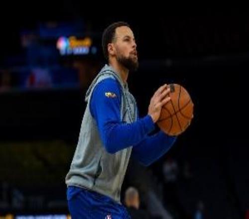 首次亮相NBA赛场！库里上脚昂跑费德勒联名球鞋进行热身训练