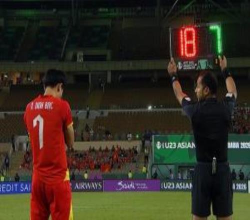 越南队先上主力！越南U23半场换上头号前锋阮庭北，本届3球1助