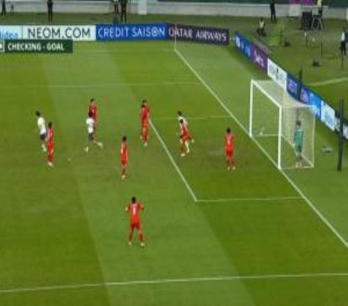 输球输人！拜合拉木捡球后跑向中场，对手后卫范理德肘击染红