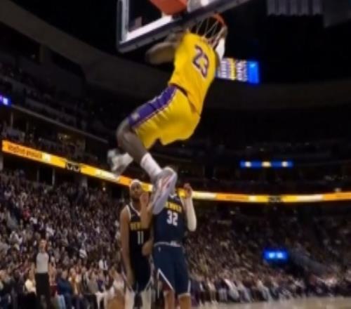 直接碾压了！詹姆斯再现战车上篮冲起来直接就是暴扣