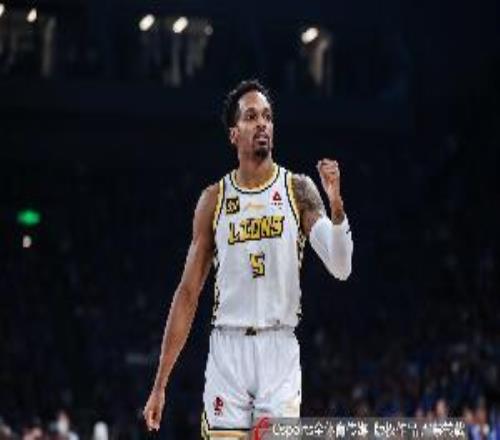 外线开炮！小巴里布朗首节三分5中4拿到14分罚球3中2