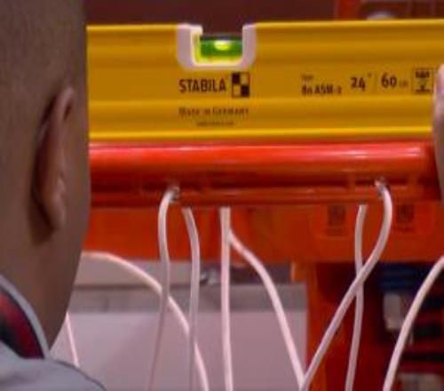 请让9点的比赛9点开始！文班赛前热身扣坏了篮筐马刺回更衣室了