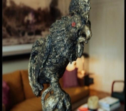 客战热刺！多特社媒晒“石化公鸡抓球”雕塑调侃：热刺大概长这样