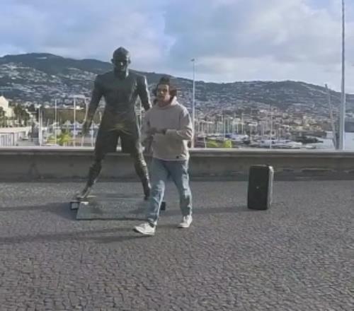 想红想疯了男子放火烧马德拉岛上的C罗雕像，当地警方介入调查