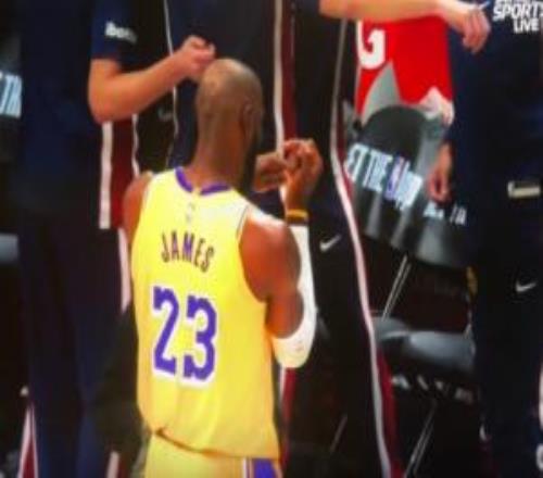 爱玩詹姆斯比赛开始前对着掘金替补席转动发条缓缓竖出中指