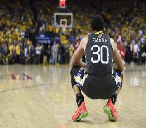 得多难受库里已同场目睹了两名队友遭遇十字韧带大伤赛季报销