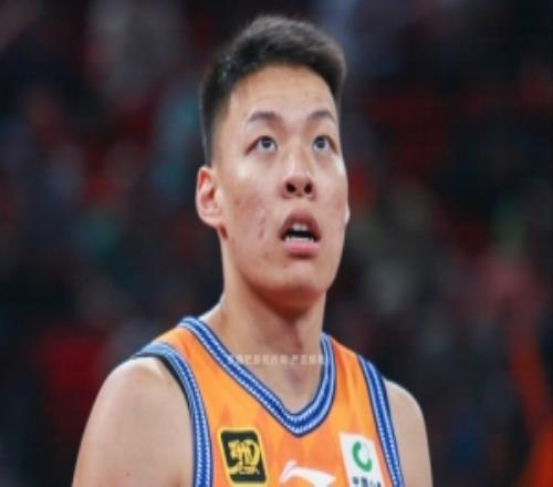 卢伟：刘礼嘉和偰李永炜都非常有天赋是上海男篮重点培养的对象
