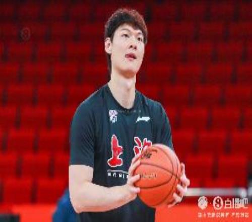 王哲林谈生日愿望：希望自己和球队一切顺利争取拿到个好的成绩