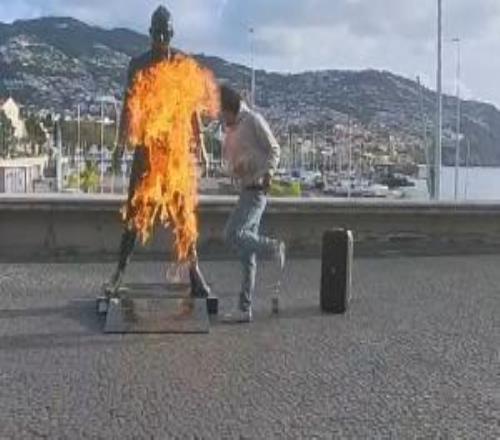 一人烧C罗雕像后疯狂跳舞，葡媒：此人有前科，警方正追查
