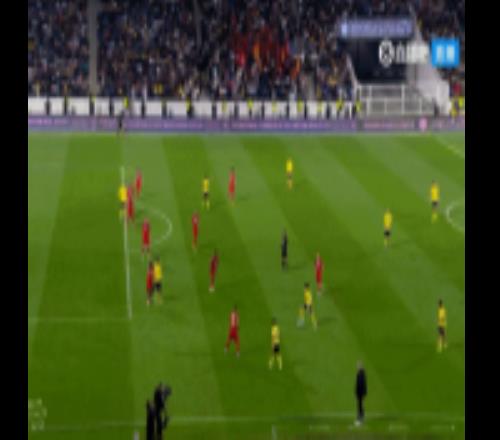 姿势很帅！菲利克斯外脚背传入禁区，C罗鱼跃冲顶可惜太正被扑出