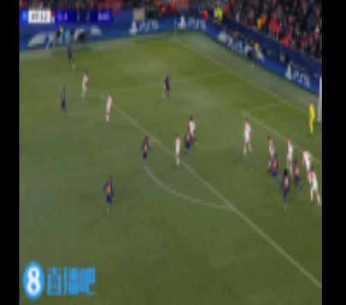离大谱！莱万打空门不进被吹越位在先，德容补射破门无效
