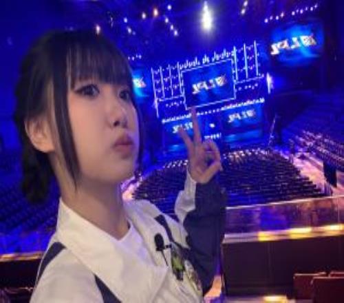 LPL互动女主持人周敢敢分享自拍：打卡深圳主场