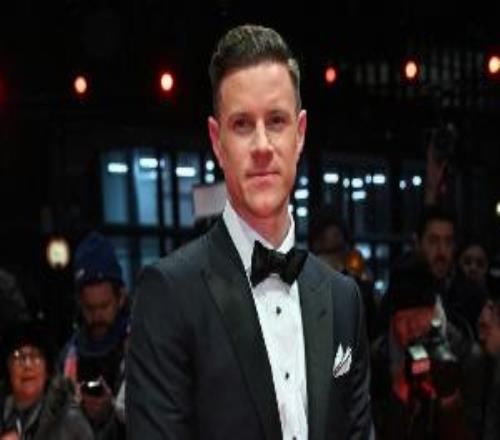 每体：特尔施特根抵达赫罗纳受到热情欢迎，与主帅米歇尔进行交流