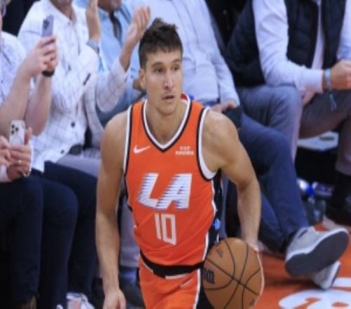 美记：快船愿意送走博格丹想换一位能提升轮换实力的球员