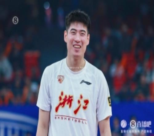 伤停超过一个月的程帅澎今天已出现在赛前训练当中